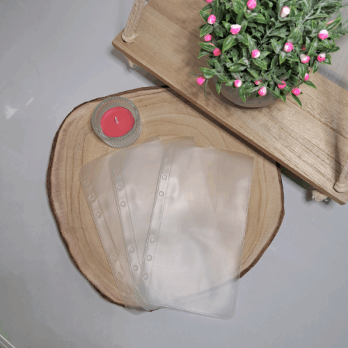 Koperta budżetowa a6 do segregatora oszczędnościowego ułożona na dekoracyjnej podstawce.