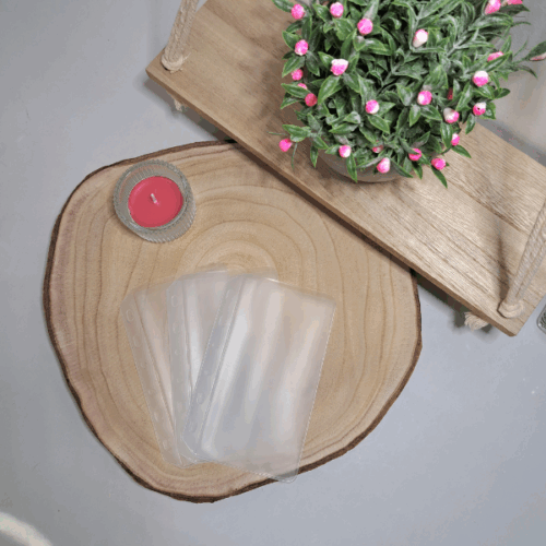 Koperta budżetowa do segregatora oszczędnościowego ułożona na plastrze drewna.