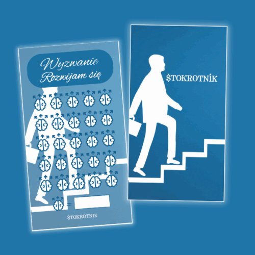 Plakietka z polami do zamalowania w kształcie mózgu. W tle pan wspinający się na szczyt po schodach oraz niebieskie tło z napisem Wyzwanie Rozwijam się