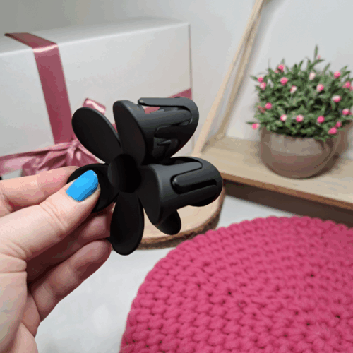 klamra do włosów w kształcie kwiatka w kolorze czarnym