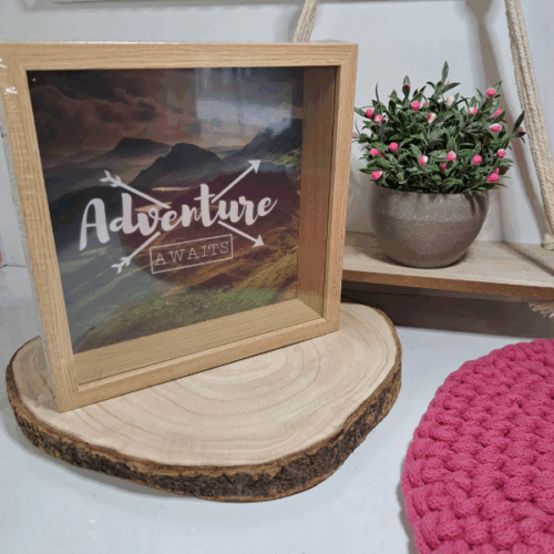 skarbonka drewno przezroczysta z górskim motywem i napisem Adventure awaits