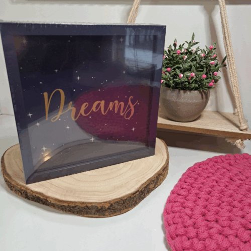 Skarbonka z szybką drewniana przezroczysta w kolorze niebieskim i motywem gwiazd oraz napisem Dreams