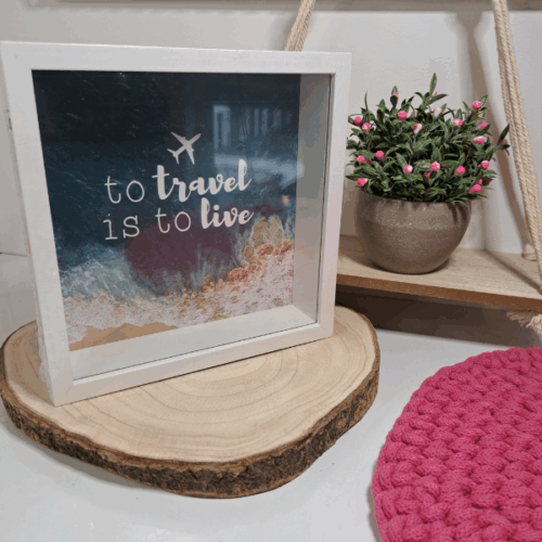 skarbonka z motywem morza i napisem To travel is to live przezorczysta z okienkiem